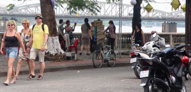 Phương tiện ngang nhiên vào phố đi bộ