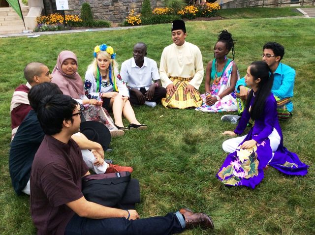 Bước ra thế giới, chúng ta mang danh tính cá nhân lẫn quốc gia