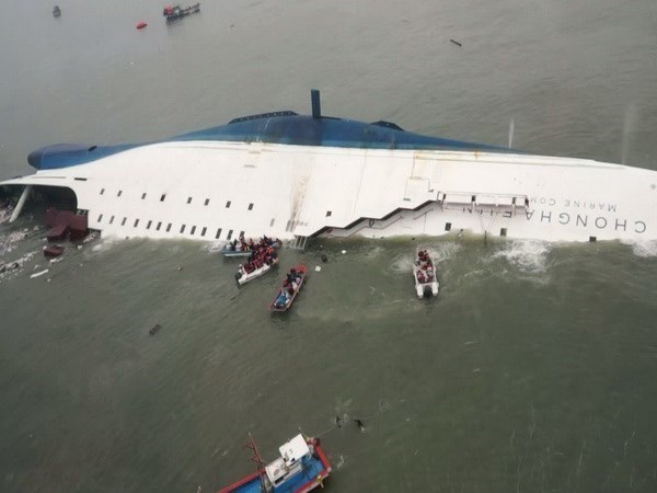 Hàn Quốc Phà Sewol xấu số được đưa lên tàu chở về cảng