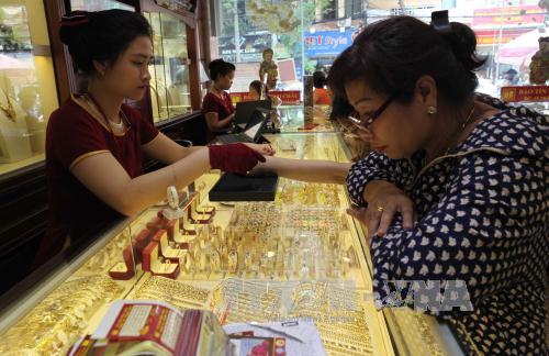 Vàng thế giới tăng giá liên tiếp, vàng trong nước ngược chiều
