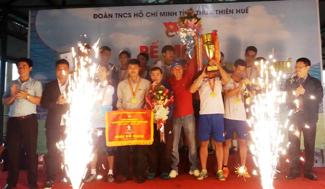Bế mạc Giải Bóng đá Thanh niên tỉnh Huyện đoàn Phong Điền giành chức vô địch