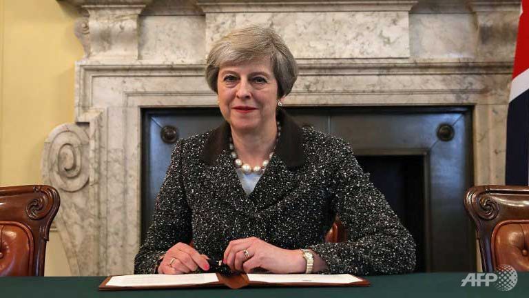 Thủ tướng Anh ký bức thư chính thức kích hoạt Brexit