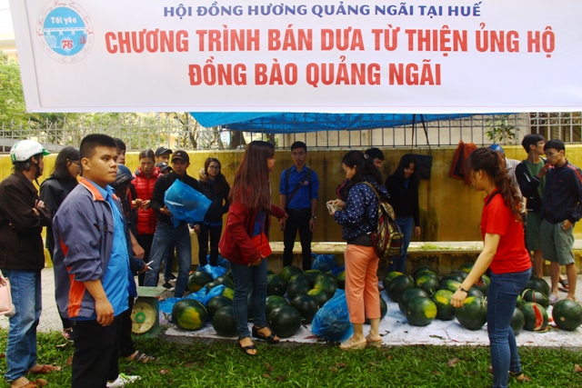 Bạn trẻ “giải cứu” dưa hấu Quảng Ngãi
