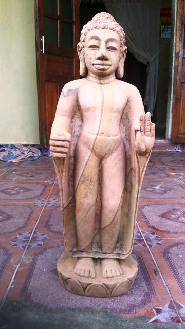 Phú Lộc Người dân phát hiện tượng Phật bằng đá trong lúc đào hố trồng cây