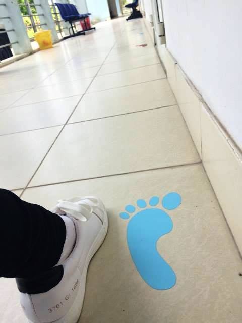 Áp dụng bảng chỉ dẫn dấu chân màu cho bệnh nhân