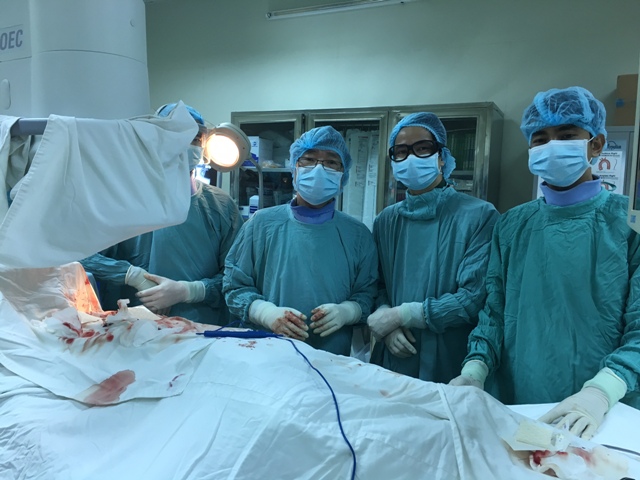 GS Bùi Minh tặng máy tạo nhịp tim và sốc điện cho bệnh nhân nghèo