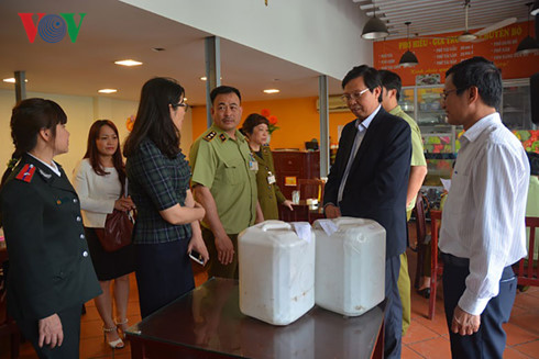 Nước lã pha Methanol thành rượu Bộ Y tế nói có, Công Thương bảo không