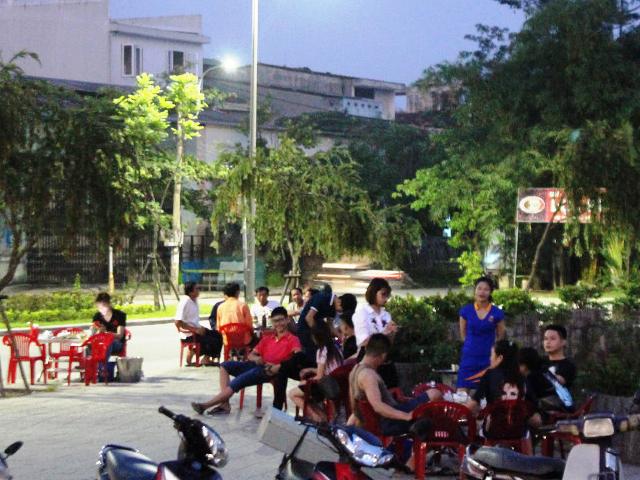 Hồ Kiểm Huệ thành “hồ nhậu”