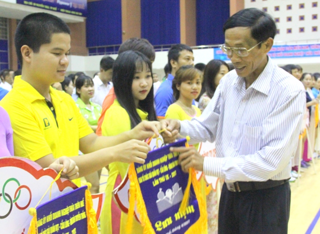 Hơn 200 VĐV tham gia giải quần vợt-cầu lông-bóng bàn Đảng bộ khối Doanh nghiệp