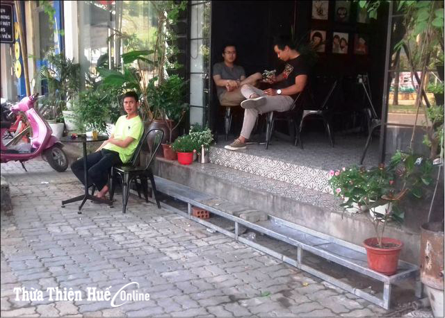 Quán cà phê Kim đã tự tháo dỡ bậc cấp lấn chiếm vỉa hè