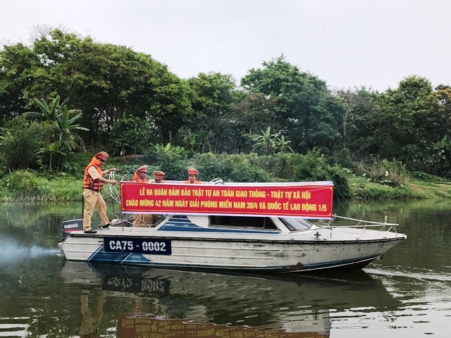 Cảnh sát đường thủy ra quân đảm bảo an ninh trật tự, an toàn giao thông