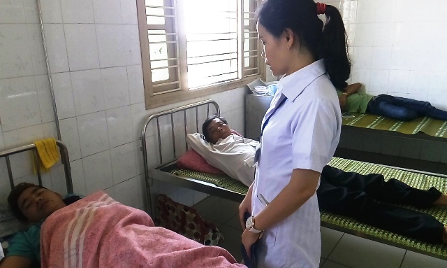 Hàng chục người bị ngộ độc sau khi ăn bánh tét