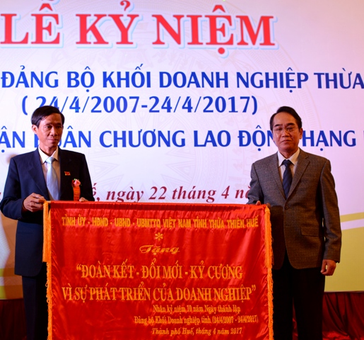 Đảng bộ Khối Doanh nghiệp đón nhận Huân chương Lao động hạng Ba