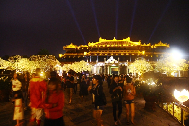 4 000 người tham quan Đại Nội trong đêm đầu tiên mở cửa