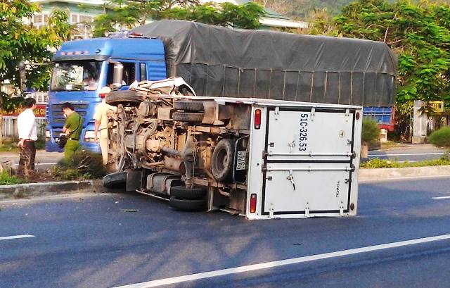 Tài xế ngủ gật, xe tải đông lạnh lật nhào xuống đường