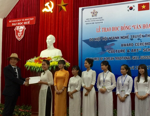 Trao 20 suất học bổng “Văn hóa và nghệ thuật” cho sinh viên Đại học Huế