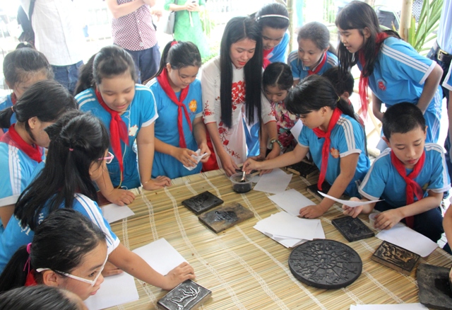 Trưng bày gần 90 tác phẩm tranh dân gian Việt Nam