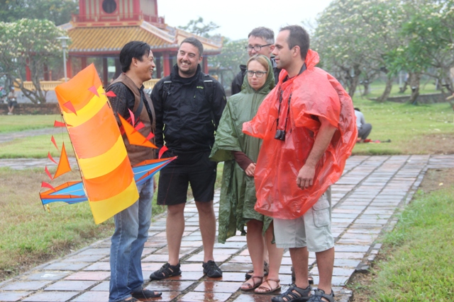 Diều tung bay giữa tiết trời mưa