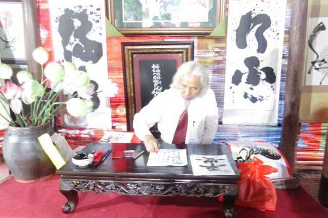 Sôi nổi “cho chữ” tại không gian thư pháp
