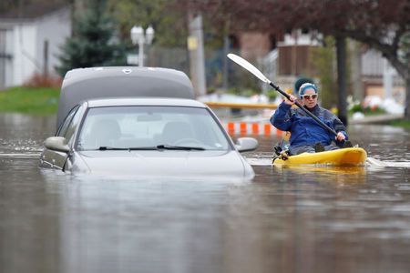 Canada Huy động hỗ trợ quân sự do mưa lớn