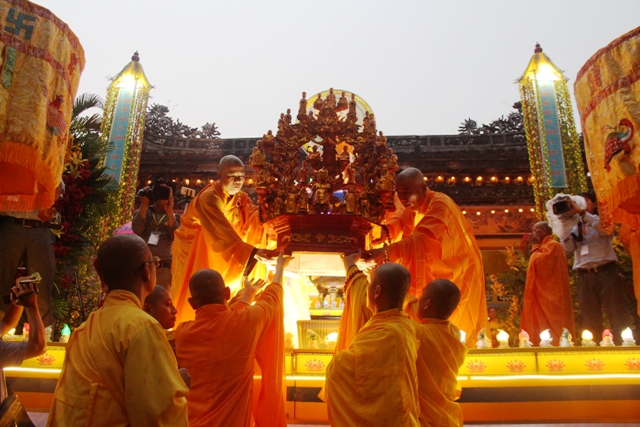 Rước Phật cầu quốc thái dân an