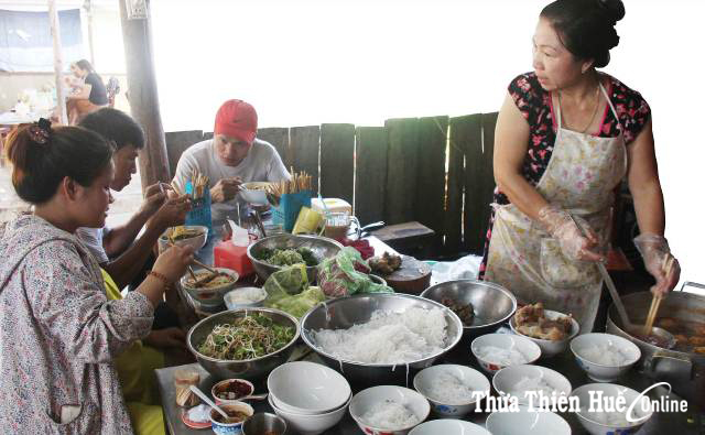 Bún kèm cơm  nguội