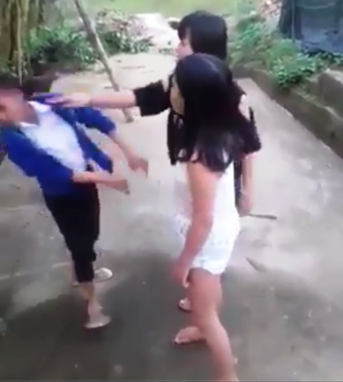 Hạ hạnh kiểm nữ sinh Trường THCS Huỳnh Đình Túc đánh bạn trong clip