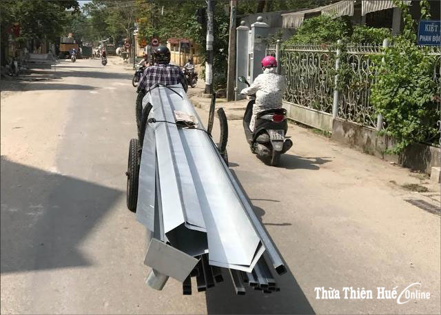 Tái diễn nạn xe chở tôn cồng kềnh diễu phố