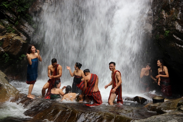 Lần đầu tái hiện hoạt động tắm suối – gội đầu truyền thống tại A Lưới