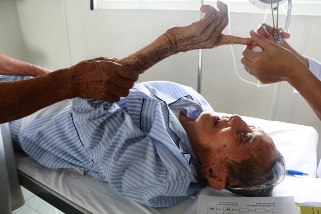 Phẫu thuật mắt thành công cho cụ ông 101 tuổi