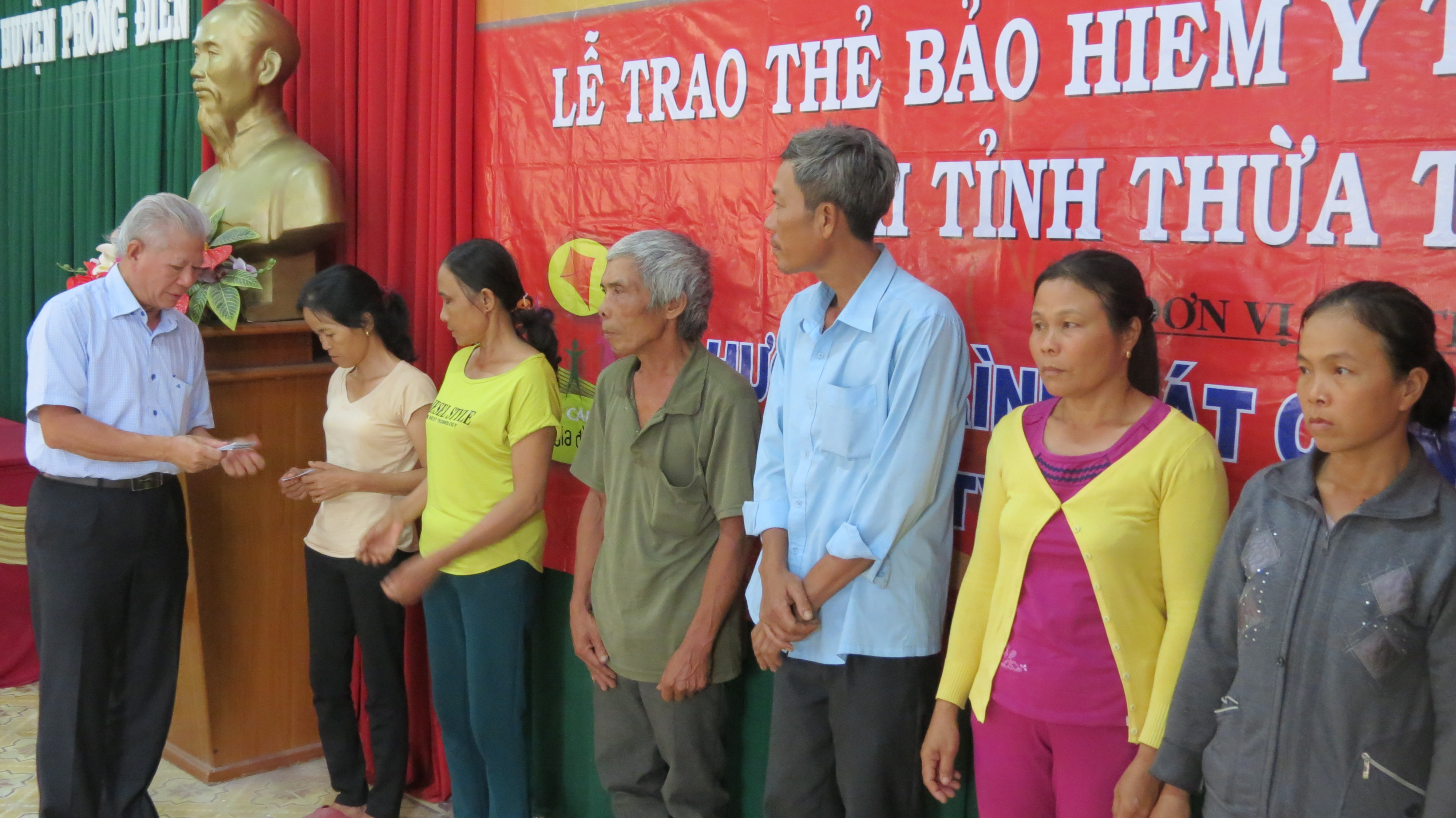 Tặng 800 thẻ bảo hiểm y tế cho hộ cận nghèo