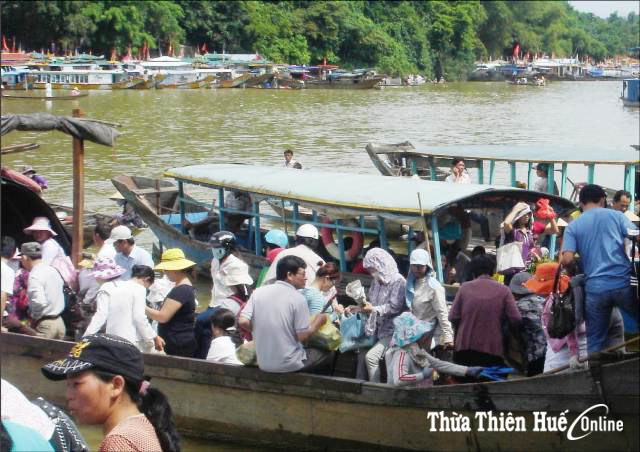 Cần nâng cấp bến đò Than