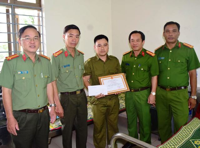 Khen thưởng trưởng công an xã bị thương khi bắt hung thủ giết người