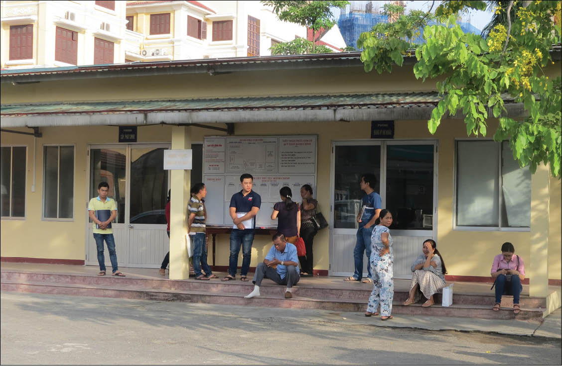 Cần tăng cường cán bộ hướng dẫn làm thủ tục cho dân