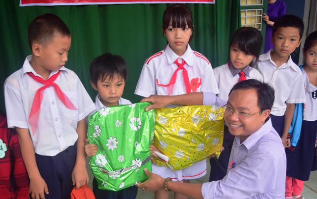 15 suất quà cho học sinh nghèo vượt khó Hương Chữ Hương Trà