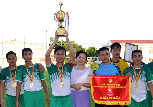 Đội Eldora vô địch giải bóng đá công nhân lao động TP Huế