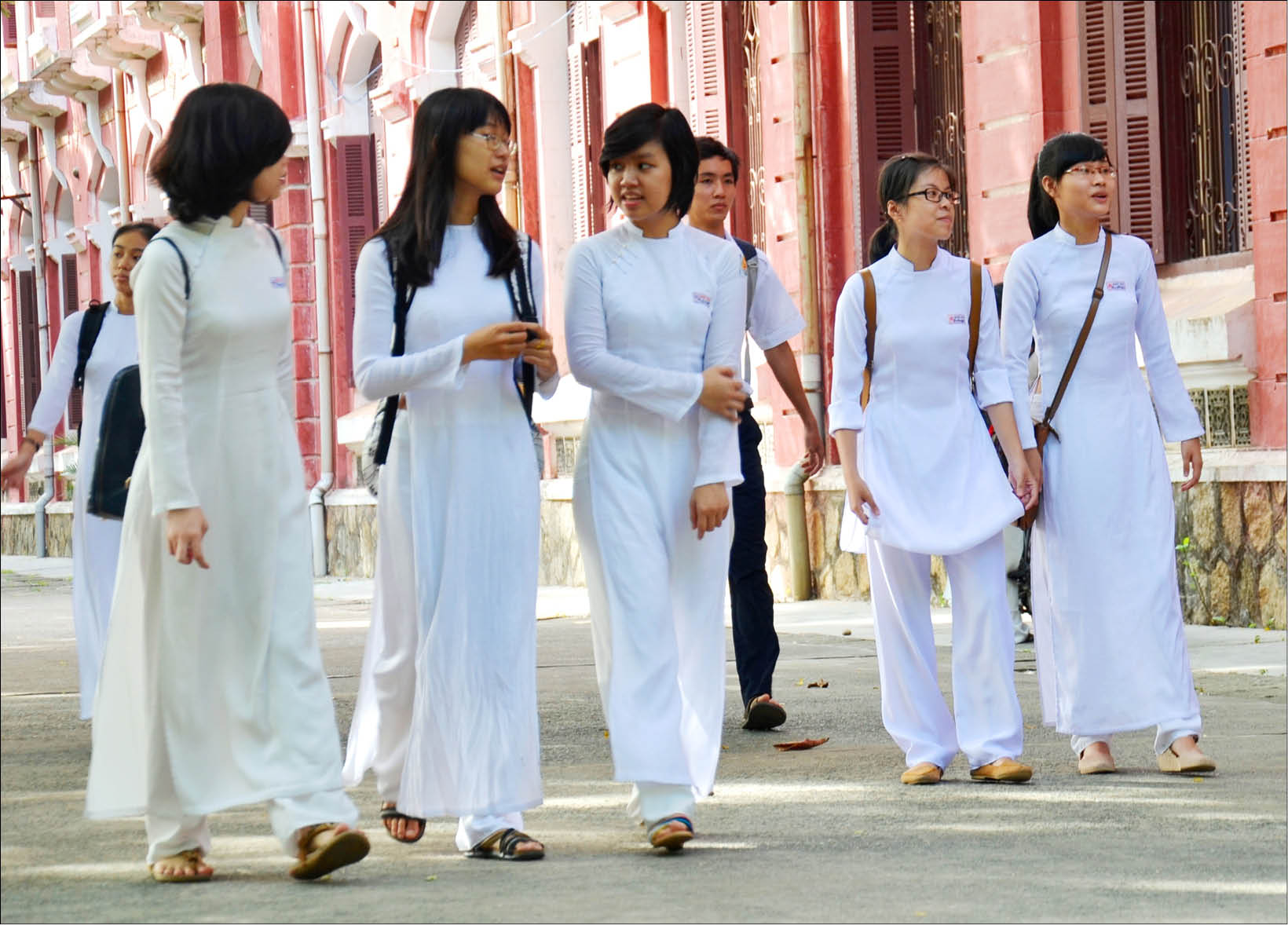 Hơn 5 000 thí sinh bước vào ngày thi đầu tiên