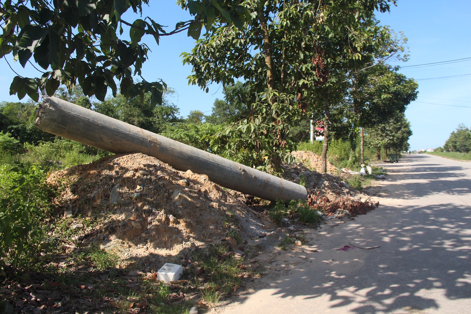 Trụ bê tông đe dọa người đi đường