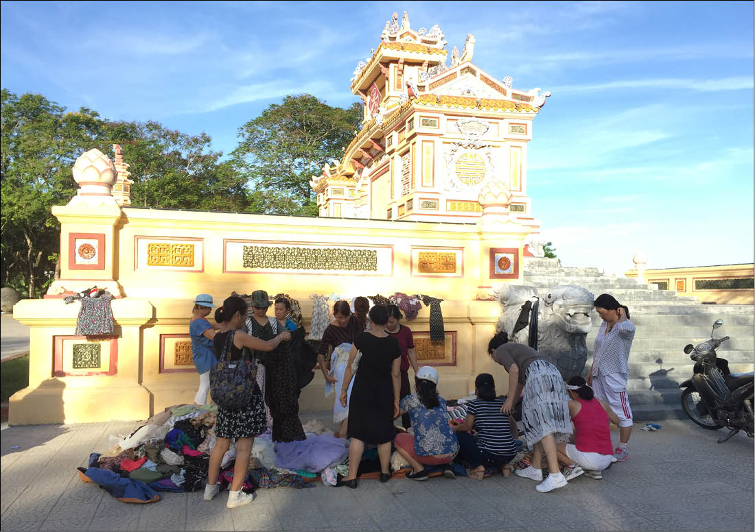 Bia Quốc Học… thành chỗ họp chợ