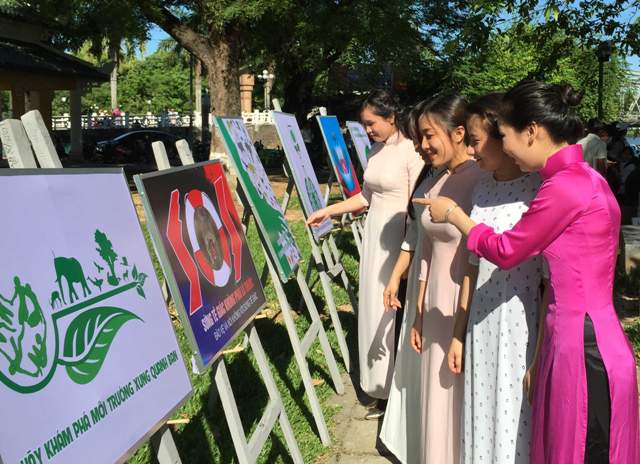 Triển lãm 80 tác phẩm tranh cổ động về môi trường