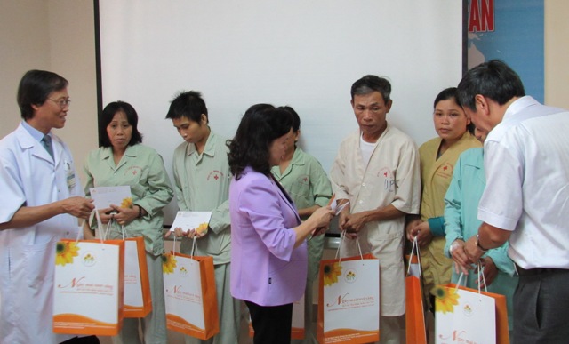 Trao 20 suất quà cho bệnh nhân ung thư có hoàn cảnh đặc biệt