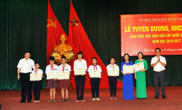 Phú Lộc Tuyên dương giáo viên, học sinh đạt thành tích xuất sắc