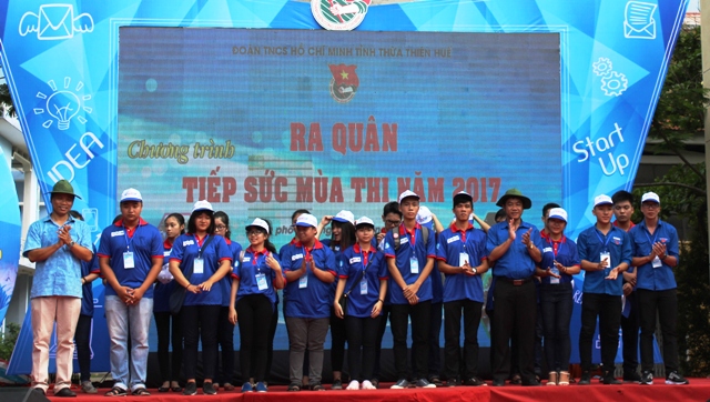 Hơn 400 đoàn viên thanh niên tham gia lễ ra quân tiếp sức mùa thi