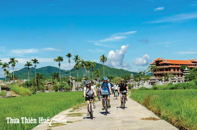 Đạp xe thưởng ngoạn thắng cảnh ven đô