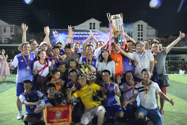 CLB Bóng đá Báo chí Nghệ An giành chức vô địch
