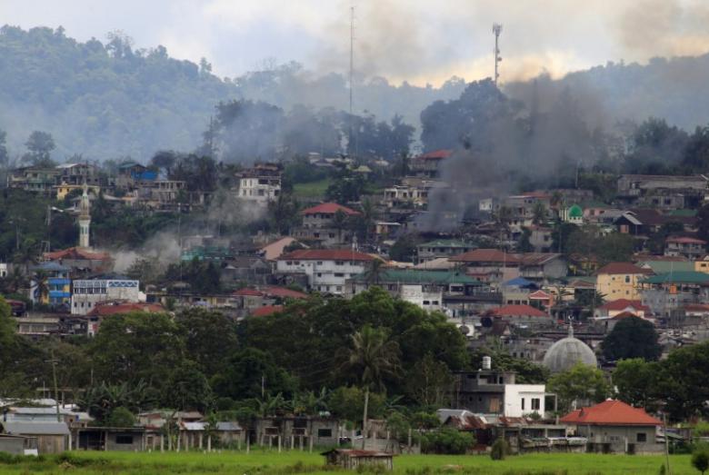 IS dùng súng chống tăng, bom xăng đánh quân Philippines