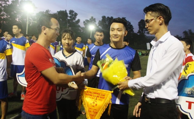 Khai mạc giải bóng đá Hội CĐV Nghệ An tại Huế