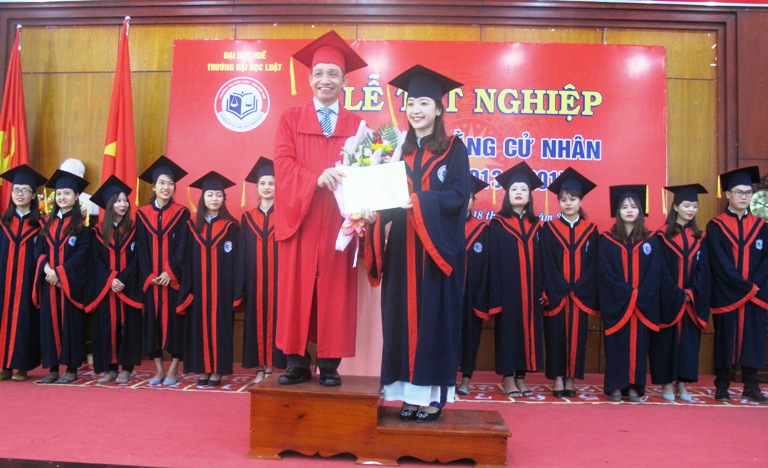 Trao bằng cử nhân ngành Luật và Luật Kinh tế cho hơn 500 sinh viên khóa 37