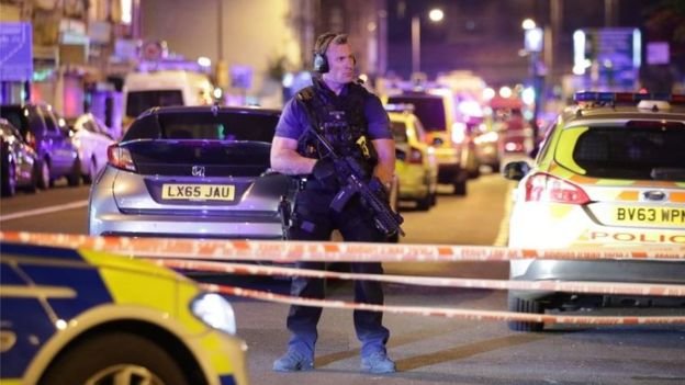 Thủ tướng Anh họp khẩn sau vụ lao xe ở London