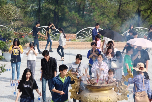 Sĩ tử lên tượng Quan Thế Âm Bồ Tát cầu may trước giờ “vượt vũ môn”